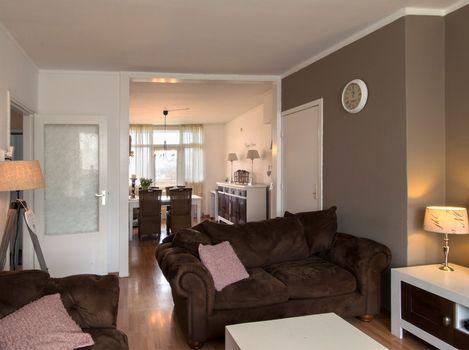 wastafel ruime moderne woonkamer van circa 28 m² en voorzien van een mooie laminaatvloer gezellig keuken met diverse