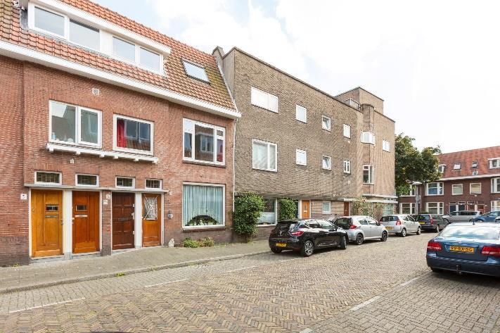 Deze sfeervolle, karakteristieke woning uit de jaren 30 van de vorige eeuw heeft een riant woonoppervlak van 95m², met in totaal 4 kamers, keuken en moderne badkamer.