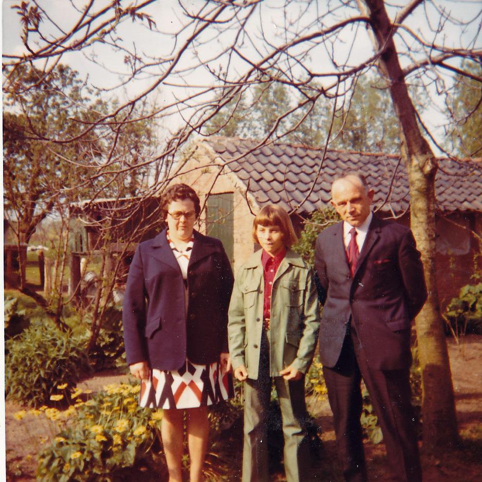 Rechts: Moeder Toos, Jan jr., en vader Jan. Jan Pennings sr. overlijdt in 1994. Zijn vrouw Toos verhuist in 1996 naar Veghel,waar zij in 2002 is overleden. Jan jr. trouwt in 2002 met Lionne van Oort en zij gaan in Erp wonen.