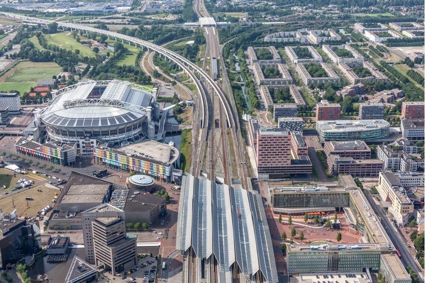 Dit plein vormt de verbinding tussen enerzijds de ArenA Boulevard en anderzijds het winkelcentrum Amsterdamse Poort.