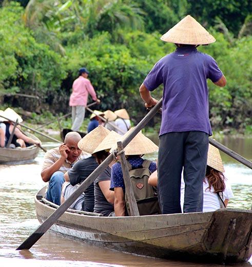 De boulevard langs de Mekong is 's avonds erg gezellig. Veel lokale mensen komen hiernaartoe om wat te drinken en te eten.