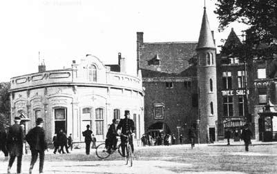 rijke bewo 3. De Gevangenpoort met links Sociëteit Plaats Royaal, na de uitbreiding in 1849, met terras aan het water. 4. Foto van Plaats Royaal, ca. 1895. Let op de halfronde nieuwbouw.