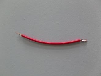 Stap 8: Verbinden van de lampenhouder met figuur Materiaal: rood of zwart gestript geluidsdraadje houten plankje met bevestigde lampenhouder schroevendraaier In deze