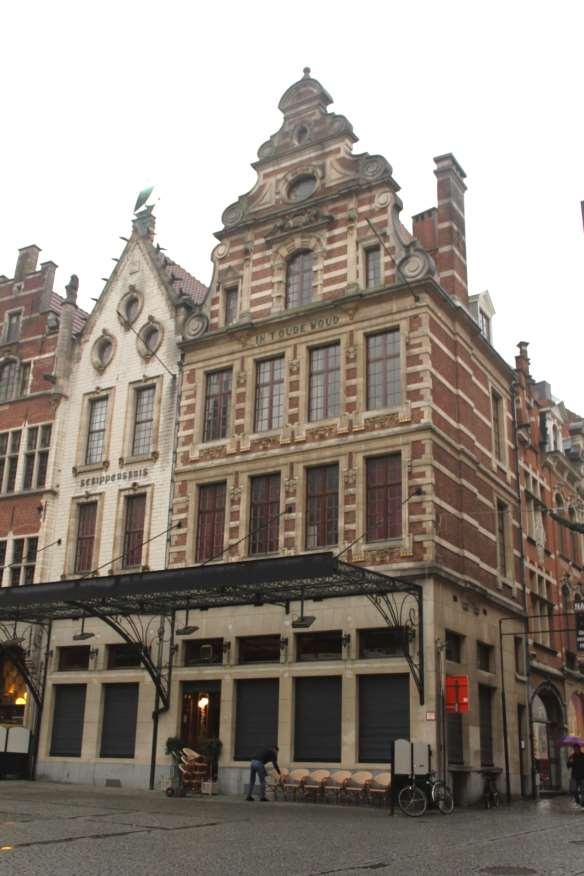 E. FOTOBIJLAGE BIJ HET DOSSIER Leuven, Grote Markt 13, Café Gambrinus gevormd door Het Schippershuis (links) en In