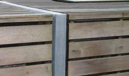 stuur te stellen bouwtechnische voorschriften. b. Wanden dienen in hout of metaal te worden uitgevoerd. Andere materialen, zoals plaatmateriaal, volkernplaat of andere kunststof zijn niet toegestaan.