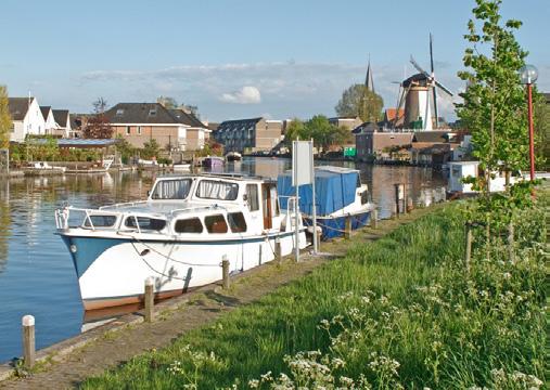 Veel woningen en de kenmerkende monumentale boerderijen staan aan de Oude Rijn, wat zorgt voor schilderachtige en levendige uitzichten.