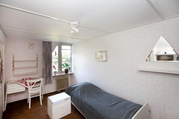 Deze kamer heeft 3 vaste kleding, opslagkasten.