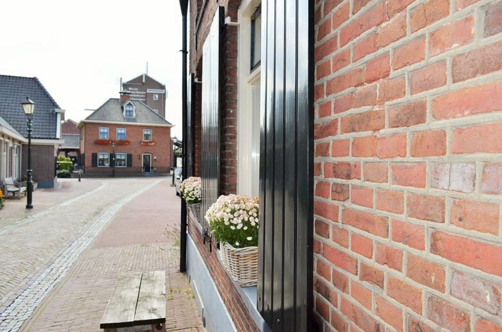 Ligging en indeling Begane grond: hal, toilet, trapopgang naar eerste verdieping, toegang naar souterrain, meterkast, woonkamer, leefkeuken, bijkeuken.