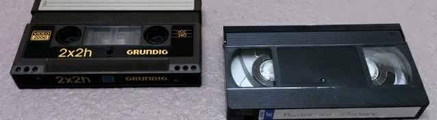 34.2. FOUTE VRIENDEN Foute vrienden van de Video2000: De Video 2000 cassette is ongeveer even groot als een VHS tape (rechts), maar anders van uitzicht.