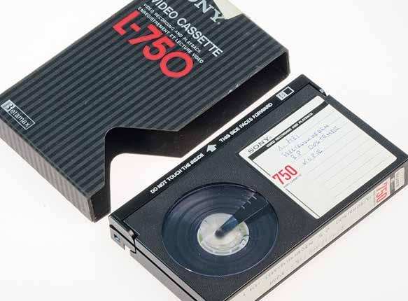 Foute vrienden van de VHS: Video 2000 Ook Video 2000 (of Video Compact Cassette) heeft in de jaren 1980 gecirculeerd, al komt dit formaat minder voor.