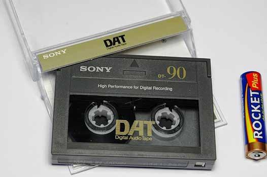 17. DIGITAL AUDIO TAPE (DAT) 17.1. HERKENNEN VAN DE DIGITAL AUDIO TAPE (DAT) Foto: hcc BY-SA 3.0, https://commons.wikimedia.org/w/index.php?