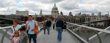 Zo komen we langs de Tate Modern, de Millennium Bridge, zie je St.