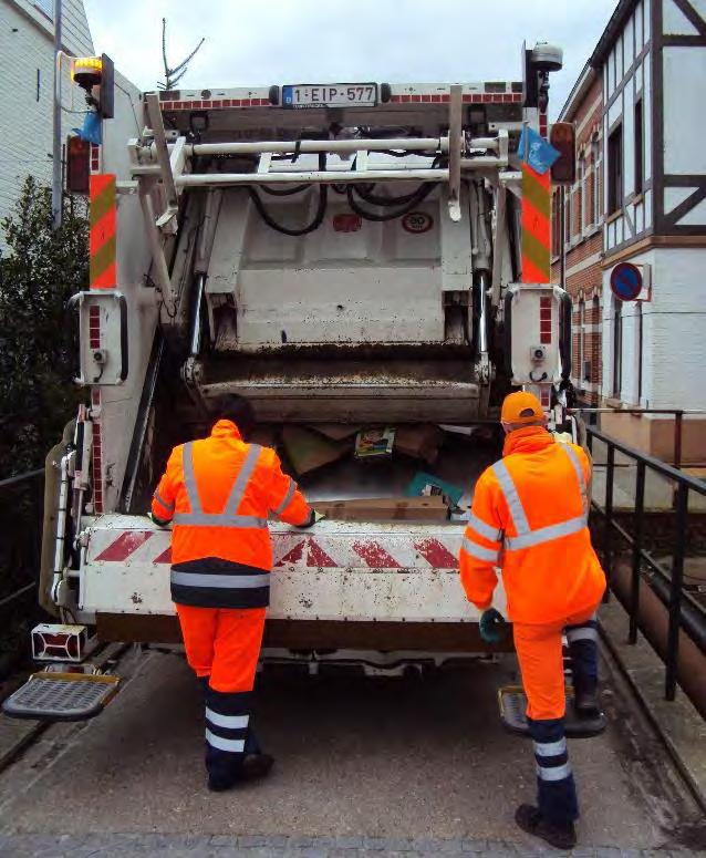 MEERDERE DIENSTEN De Groendienst en de Wegendienst bevestigen dat de voetpaden er op verschillende plaatsen zeer slecht bij liggen.