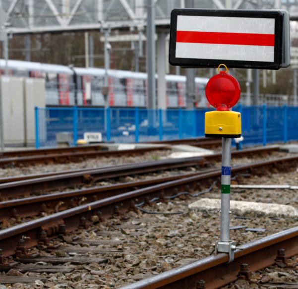 Het bord dient in de eerste plaats om railverkeer van 'buiten' tegen te houden. Plaatsing van het bord is bij BB altijd verplicht.