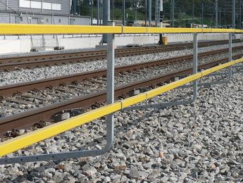 Fysieke afscherming ('menskerend') 15 Door het aanbrengen van een stevige 'menskerende' afscherming (safety fence) langs een in dienst zijnd spoor kan een veilige werkplek worden gecreëerd.