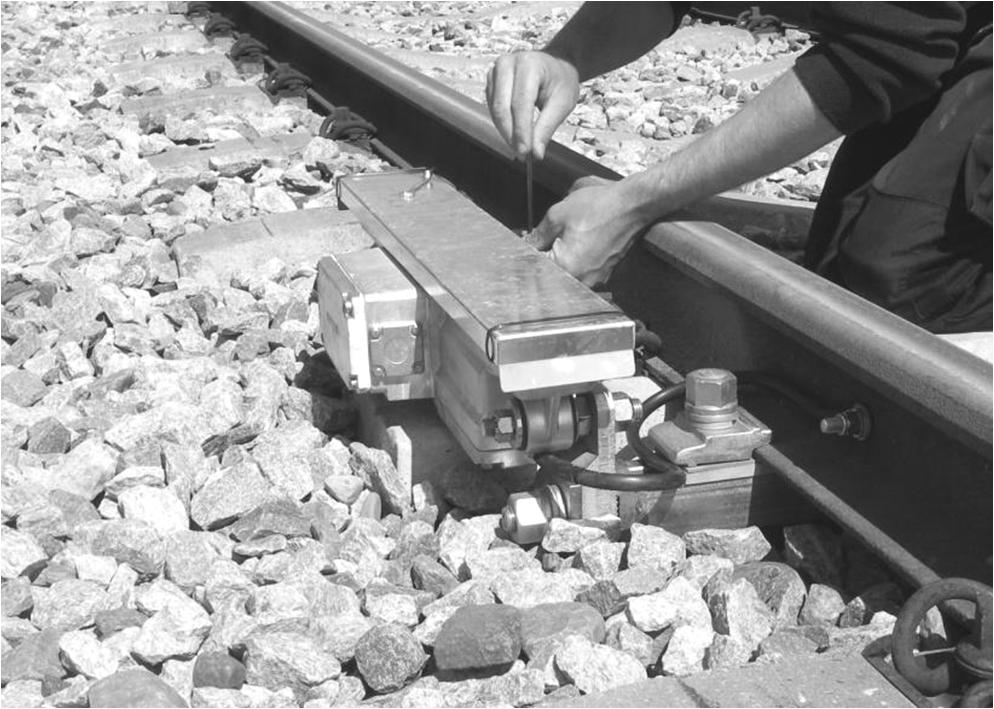 N I E T T O E G E L A T E N Afdekken zub-koppelspoel Door een zub-koppelspoel af te dekken met een stalen plaat wordt de signaaloverdracht naar de trein verstoord.
