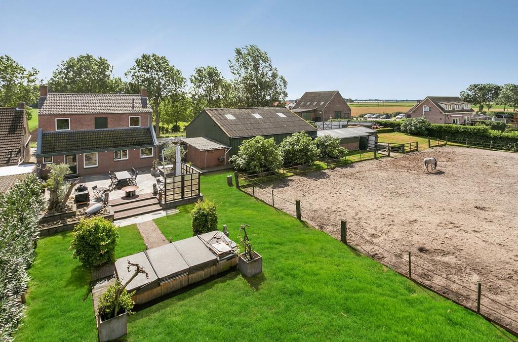 Achterdijk 111 4765 RD Zevenbergschen Inleiding Hoek Altijd al vrij willen wonen op een royaal perceel (2607m2!) met de mogelijkheid tot het houden van o.a. paarden en kantoor/bedrijf aan huis?