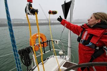 Terwijl de boot stapvoets vooruit vaart, opent de parachute van het drijfanker zich en