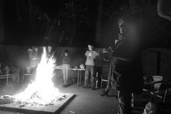 Het feest werd afgesloten om half twee s nachts met een vrolijke rondedans om het vuur.
