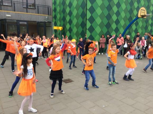 Daarna was er een gezellige lunch op school. Het was een sfeervolle dag.