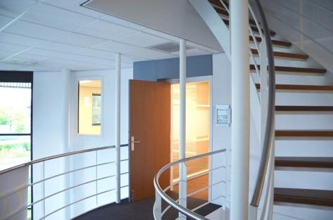 Centraal in het gebouw bevindt zich een ruim opgezet trappenhuis dat per etage ontsluiting biedt. Iedere etage kan zodoende dienen als separate unit met eigen, afgesloten toegang.