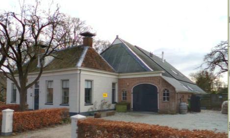 Centrum 8 Boerderij op rechthoekige grondslag met zijdelingse uitbouw en rietgedekte schuur, 2 e