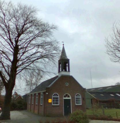 Een Haulerwijksterweg 1 Hervormde kerk, gesticht als Evangelisatiekapel in 1915, uitgebouwd 1922, eenvoudige zaalkerk met klokkentoren, gebouwd in sobere Waterstaatstijl,