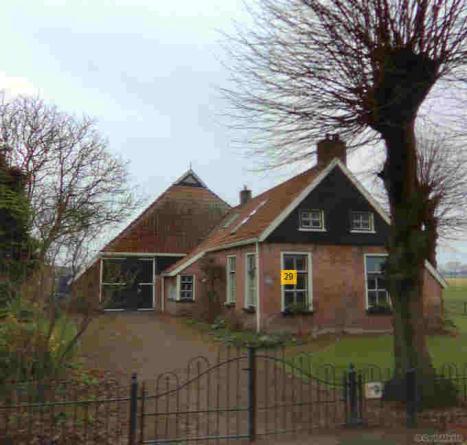 Hoofdstraat 27 Koprompboerderij, 1762, vrij gaaf, vensters in de topgevel gewijzigd.