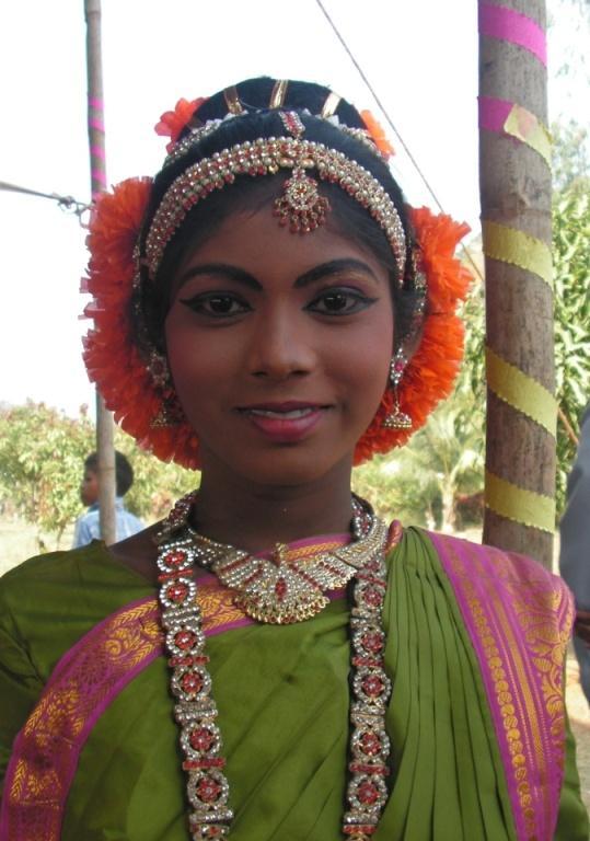 Cultuur Ruim 80% van de Indiërs zijn hindoe. Het hindoeïsme beïnvloedt de cultuur. De meeste festivals komen voort uit het hindoeïsme.