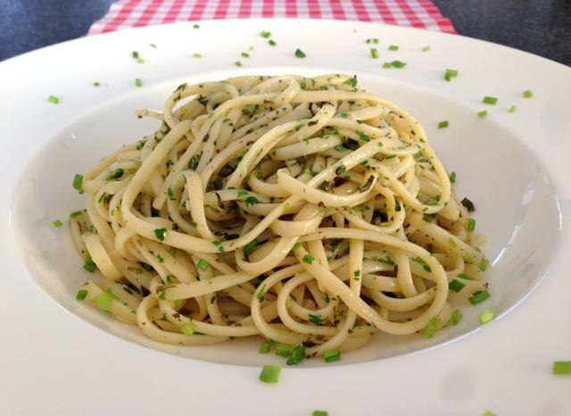 SPAGHETTI MET VERSE KRUIDEN Ingrediënten (voor 2 personen) 2 teentjes knoflook 2 takjes rozemarijn 10 blaadjes salie 10 takjes basilicum olijfolie 10 takjes verse peterselie 1 bakje bieslook vers