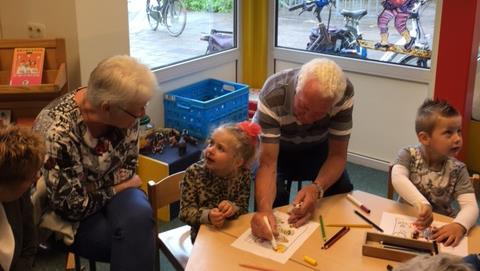 Bovendien worden veel kinderboeken niet door de ouders, maar door de grootouders gekocht.