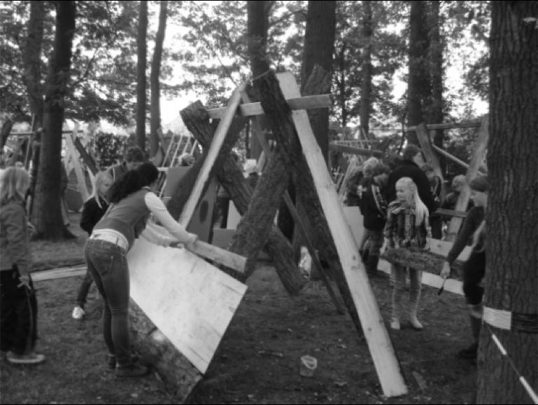 De organisatie gaat ook dit jaar weer een leuk thema bedenken Om te kunnen deelnemen aan het houtdorp vragen we om jullie kind(eren) digitaal aan te melden via: houtdorp-reutum@hotmail.com.