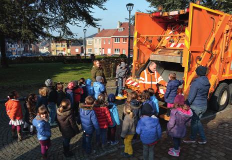 Uitgelicht: met vuilniswagen op scholenbezoek Heel wat van het materiaal en de educatieve ondersteuning kan via de website bekeken en aangevraagd worden, ga dus zeker eens een kijkje nemen. www.