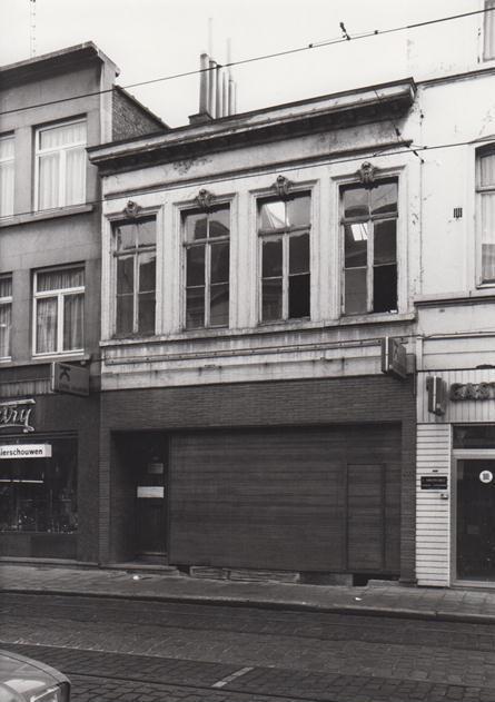 Keukenafval wordt dagelijks op straat geworpen (men kende nog geen ophaaldienst). 2. Bedorven eetwaren of gebroken voorwerpen worden op de straat geworpen. 3.