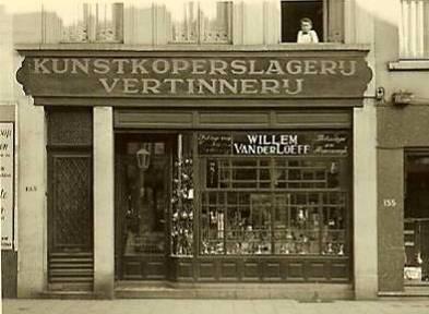 30 jaar later was het de mode van grotere vensters en glas die gebogen was en opnieuw diende de vitrine veranderd te worden Zo zie je maar, zo blijft er werk in het land. Het ei van Colombus.