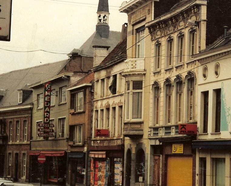 Het huis rechts van het citéétje werd volledig afgebroken en appartementen kwamen er in de plaats. Laatst was er daar een klein discount winkel gevestigd.