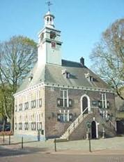We gaan kennis maken met het ambacht tin gieten bij Tingieterij Holland. De oudste gietvorm die wordt toegepast stamt uit 1697 en alle tinnen producten worden met de hand gemaakt en afgewerkt.