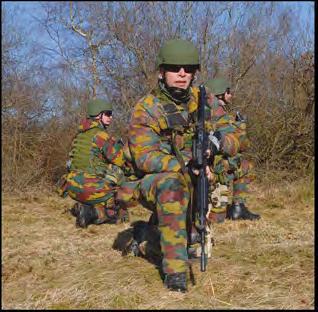 De drie categorieën van militairen (vrijwilliger, onderofficier en officier) hebben elk hun graden.