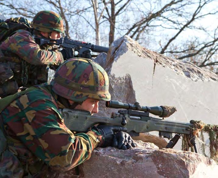 Dokters controleren dit in het militair ziekenhuis in Neder- Over-Heembeek. Ook de nodige vaccinaties voor het operatiegebied zal de militair hier krijgen.