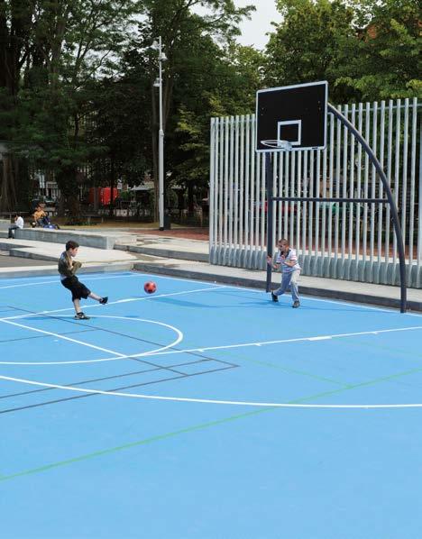 Steeds meer kinderen en jongeren hebben te kampen met overgewicht. Regelmatig sporten helpt overgewicht tegen te gaan.