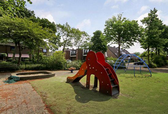 De woning is zowel aan de voor- als achterzijde voorzien van een onder architectuur aangelegde groene tuin waar altijd wel een plekje in de zon en schaduw te vinden is.