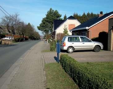 VERO Voetgangers 5.5 Oppassen voor in- en uitritten Verkeersbord Lange Lostraat Stap de Lange Lostraat in. Let goed op voor in- en uitritten. Je ziet een driehoekig verkeersbord met een onderbord.