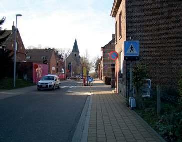 Vlak aan de schoolpoort staat een verkeersbord met oranje lichten. Ken je de betekenis van al die borden?