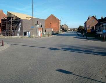 Lostraat. Dit is een heel gevaarlijk kruispunt waar voorrang van rechts geldt. Eerst leer je hoe je een voorrang aan rechts moet verlenen, daarna leer je het kruispunt in twee stappen over te steken.