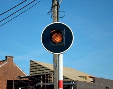 - Voorrang aan rechts verlenen, betekent dat je bestuurders die van rechts komen, moet laten voorgaan en dat je dus zal moeten vertragen of stoppen.