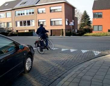 Links afslaan bij een T-kruispunt Bij het T-kruispunt van de Lodreef en de Platte Lostraat sla je links af. Bij een T-kruispunt mondt de ene weg loodrecht uit op de andere en stopt.