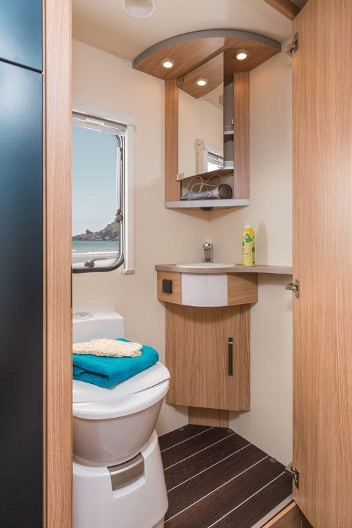 EN NU STROMEND WATER Een volledige badkamer met douche (optioneel) in zo n compacte caravan, die ook nog eens ongelooflijke veel bergruimte biedt, is