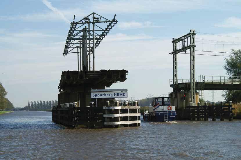 Foto's: Hanneke de Boer 3.5 Leeuwarden Âlddeel is een scheepswerf en grote vrachtschepen varen naar Koopmans meelfabrieken na de spoorbrug achter in de haven.