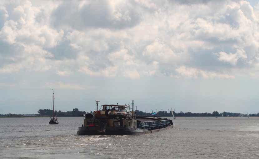 Foto: Hylke Steensma Marifoonplicht en uitluisterplicht marifoon aan boord, dan moet u hem ook gebruiken (uitluisterplicht). Marifoonkanalen niemand en wordt uzelf ook niet gehoord.