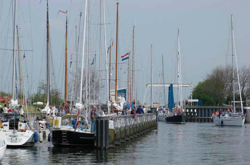 Foto: Hylke Steensma Bruggen en sluizen Samen schutten binnen een beperkte ruimte manoeuvreren. Dat vereist oplettendheid en communicatie met elkaar en met de sluismeesters.